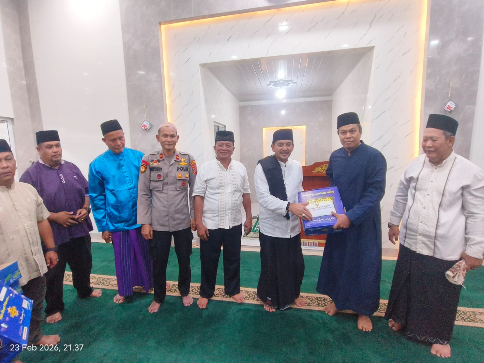 Wali Kota Tebing Tinggi Iman Irdian Saragih bersama Camat Rambutan, pengurus BKM Masjid Al Hidayah, unsur pejabat pemerintah, serta tokoh masyarakat, penyerahan simbolis  Tali Asih .