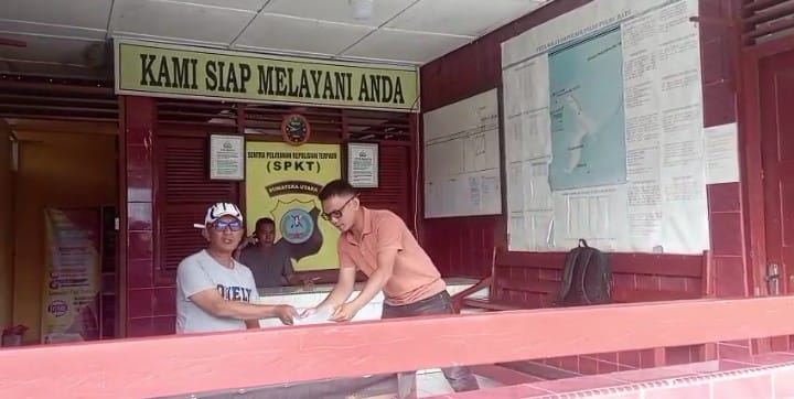 Penasehat Hukum AMAL Nisel, Pintranus Laia, SH pada saat menyerahkan Dumas kepada Kapolsek Pulau-Pulau Batu. Sabtu, (31/01/2026). (Eurisman/Sumut Pos)