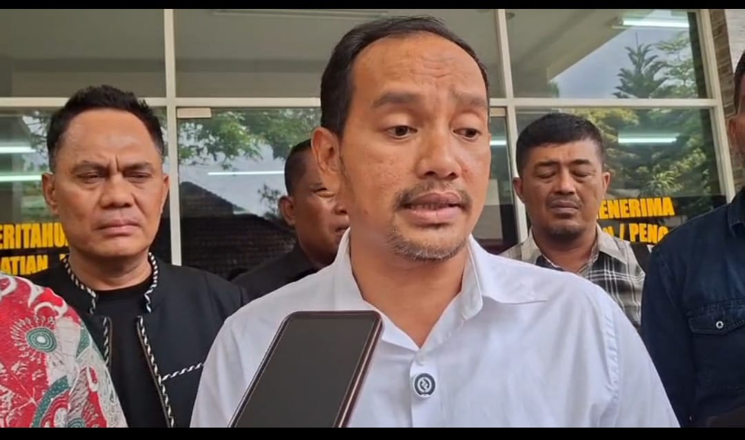 Iman Irdian Saragih selaku Wali Kota Tebing Tinggi didampingi tim kuasa hukum memberikan keterangan kepada awak media. (AZAN PURBA/SUMUT POS)