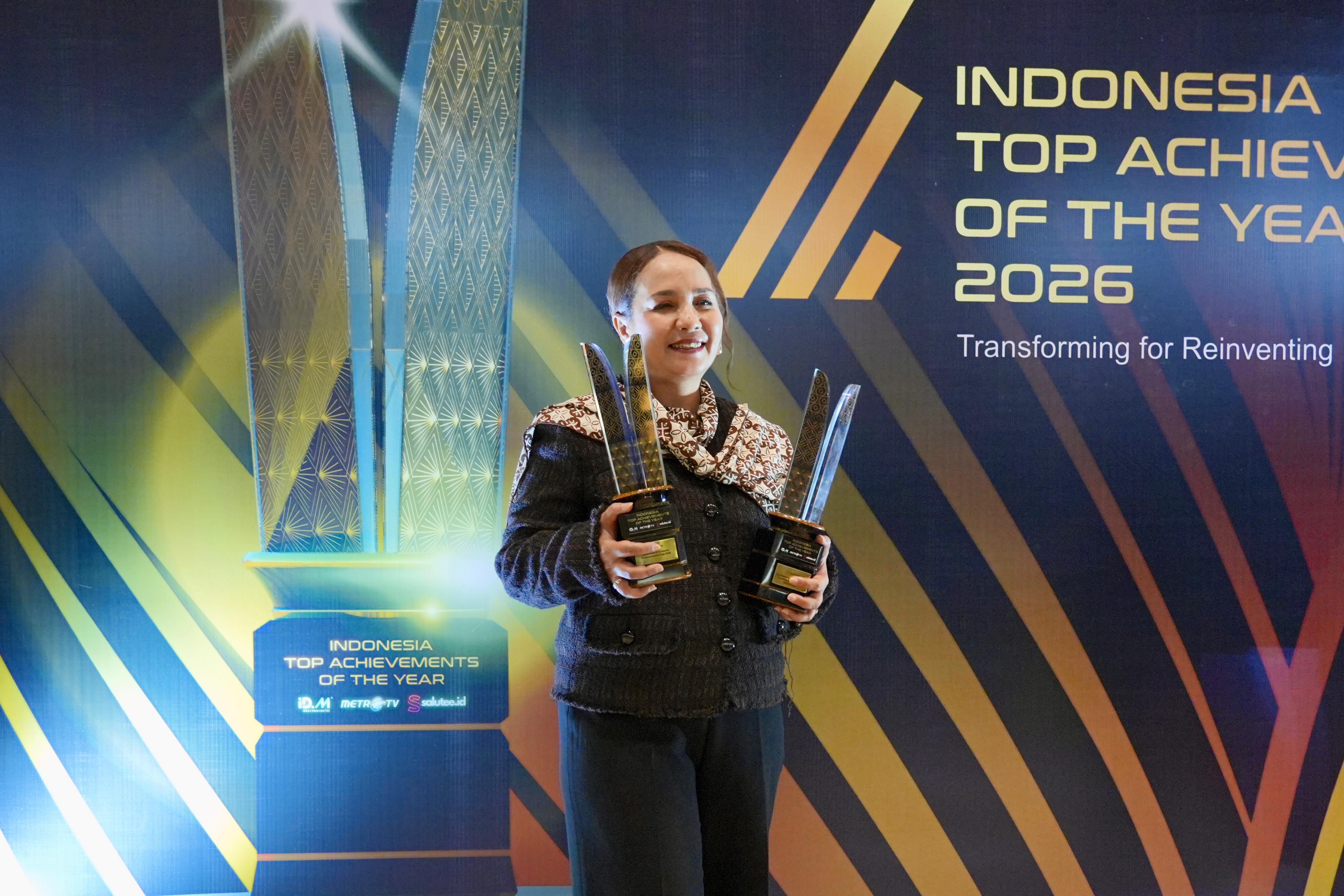 Kepala Divisi Layanan &amp; Contact Center PT Pegadaian, Rinny A. Hadjoh saat menerima penghargaan di ajang Indonesia Top Achievements of the Year 2026. (Dok: Pegadaian)