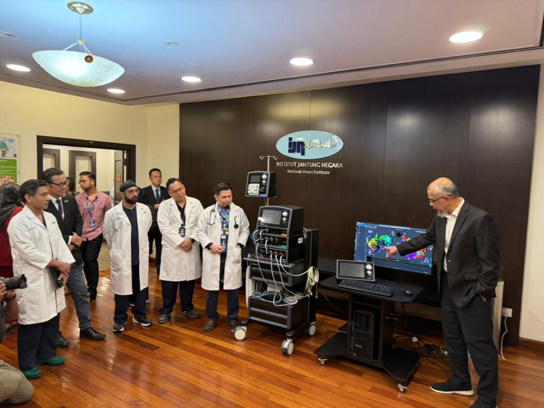 Tim dokter IJN ketika menjelaskan tentang Sistem Pemetaan &amp; Ablasi Affera&trade; Prism-2 bersama Kateter Sphere-9&trade;.