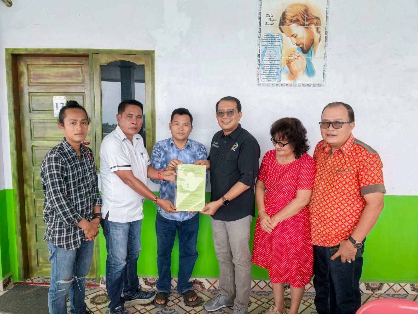  Ketum dan Sekjen AMAL Nisel bersama Ketua Cab. GMKI Telukdalam menyerahkan dokumen penutupan kedua PT di Kepulauan Batu kepada anggota DPD RI Pdt. Penrad Siagian. Selasa, (24/2) (ERIUSMAN/SUMUT POS)
