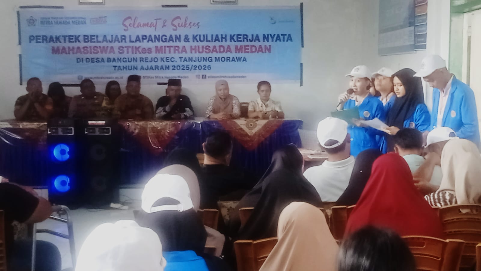 MAHASISWA: Aktivitas mahasiswa STIKes Mitra Husada Medan saat mengikuti PBL/KKN di Desa Bangun Rejo Tanjungmorawa. (Deddi Mulia Purba/Sumut Pos)
