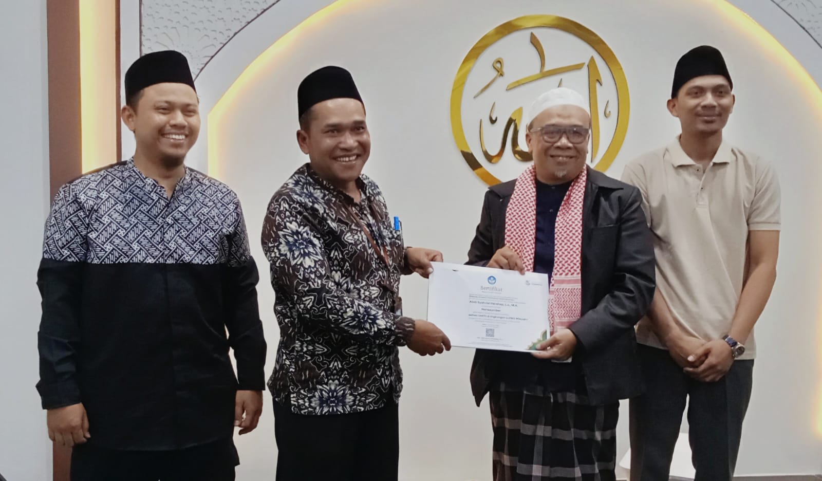 KAJIAN RAMADAN: Dr. Abdi Syahrial Harahap, Lc, M.A (2 kanan) menerima sertifikat penghargaan sebagai narasumber kajian ramadan di LLDikti Wilayah I, Selasa (24/2). (Deddi Mulia/Purba Sumut Pos)