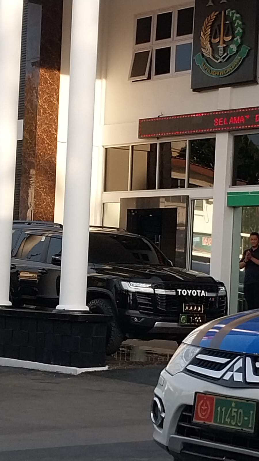 Mobil Dinas Jaksa Agung Republik Indonesia plat bintang 4. 1-00 terpakir di Kantor Kejaksaan Negeri Kab Deliserdang Jalan Sudirman, Nomor 5, Lubukpakam. (BATARA/SUMUT POS)