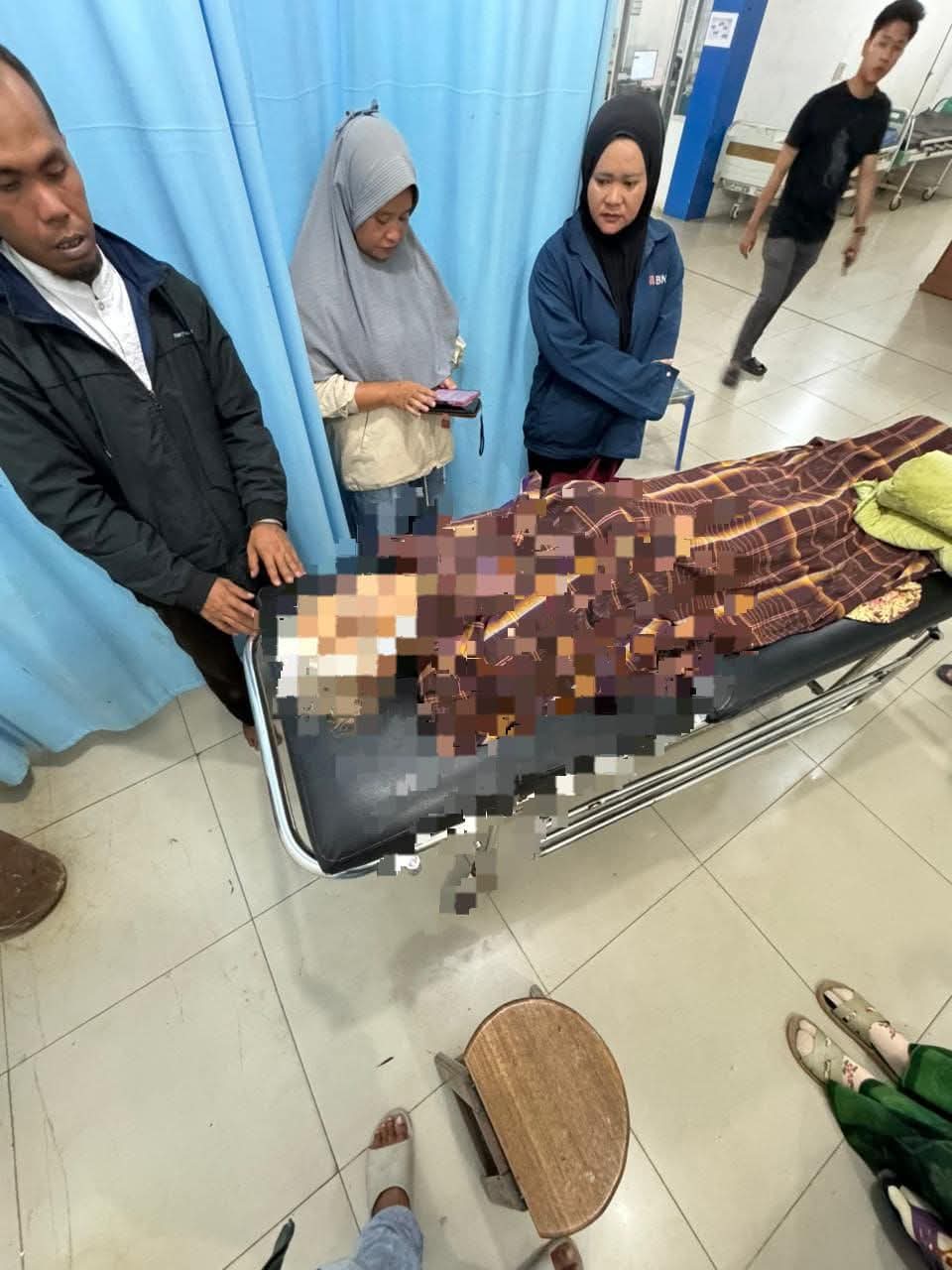 Korban saat dibawa ke rumah sakit. (ISTIMEWA/SUMUT POS) 