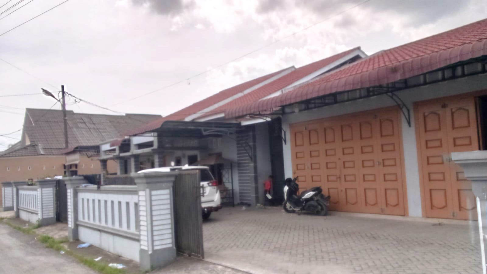  Rumah yang digerebek aparat dari Polresta Deliserdang di Binjai. (Istimewa/Sumut Pos)