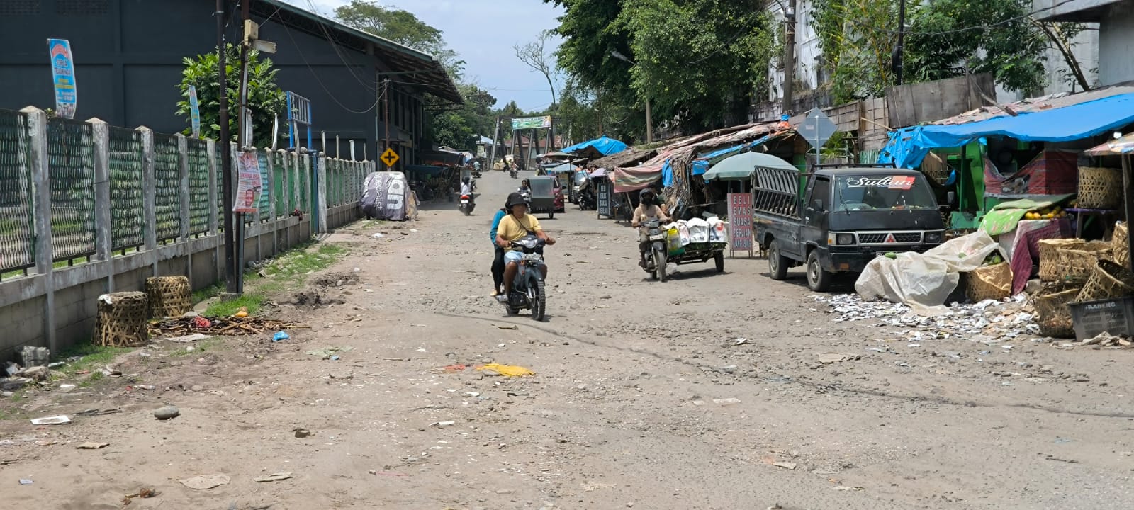  Kondisi infrastruktur jalan seputaran Pasar Tavip Binjai yang "babak belur" dan tidak mendapat prioritas pada tahun 2026. (Teddy Akbari/Sumut Pos)