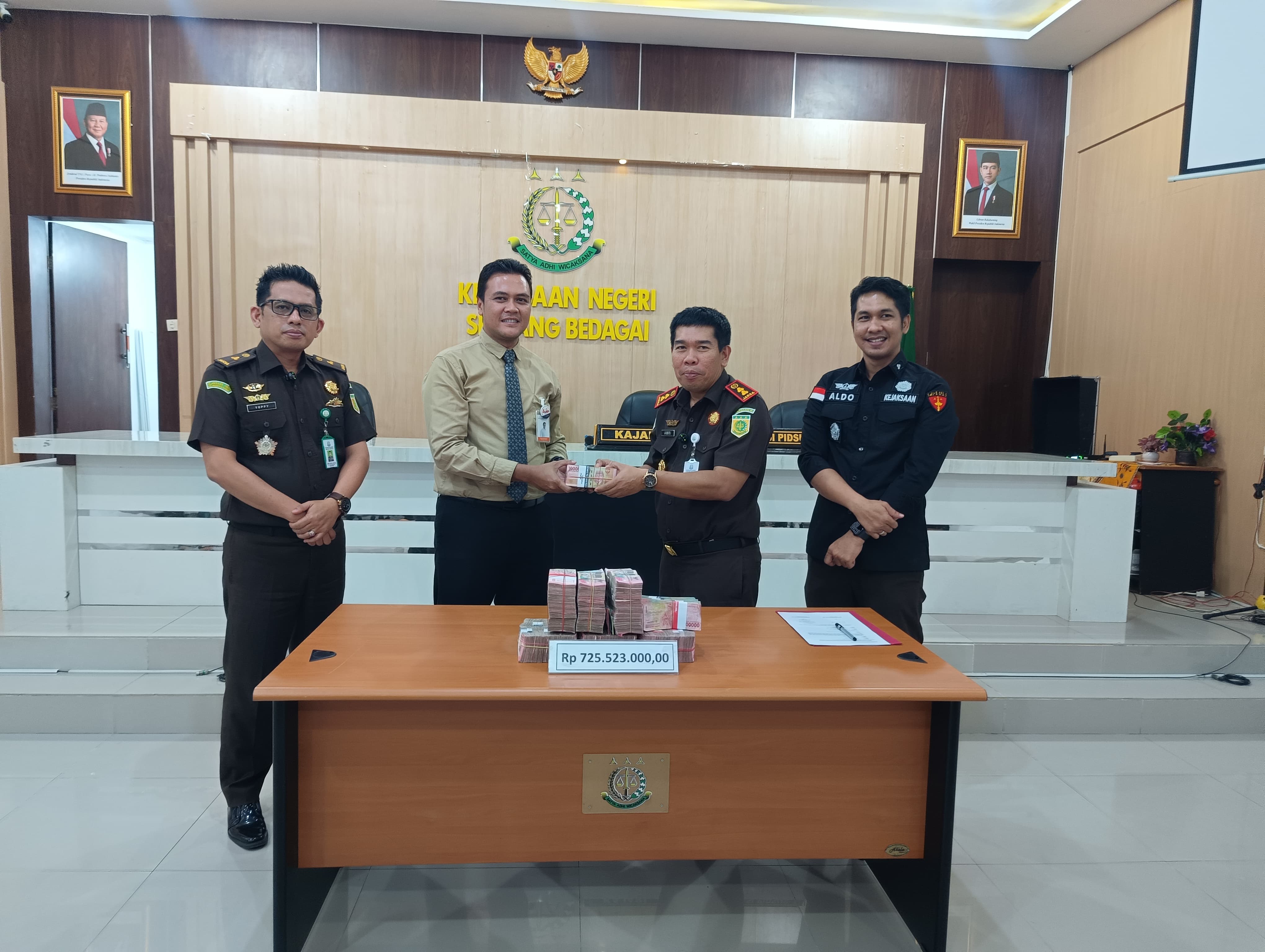Penyerahan uang pengganti perkara korupsi kredit di Kejaksaan Negeri Serdang Bedagai, Selasa (24/2/2026). (FADLY/SUMUT POS)