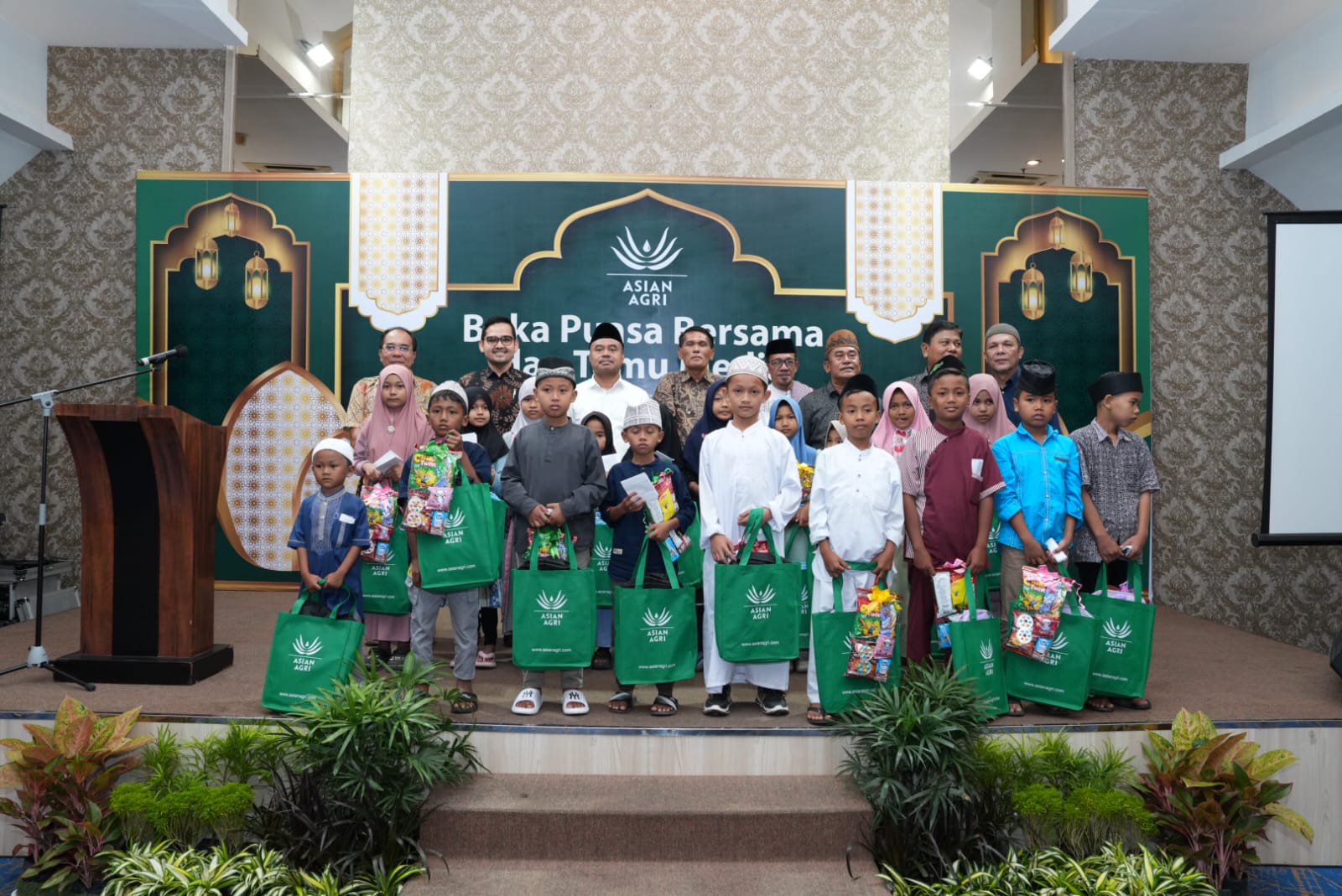 Manajemen Asian Agri bersama insan pers Sumatera Utara foto bersama anak yatim di sela acara buka puasa bersama (25/2). (dok : Asian Agri)