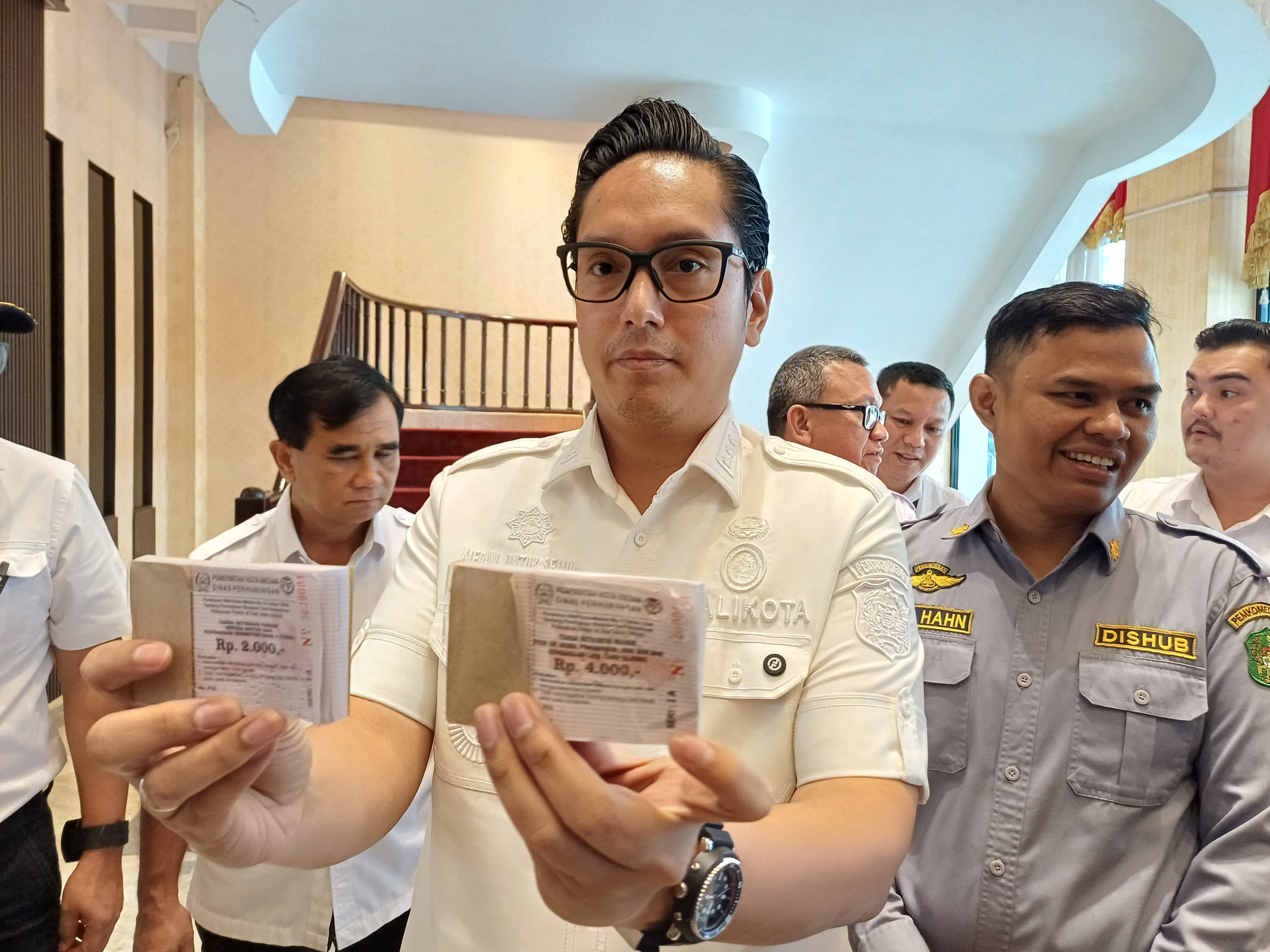 KARCIS: Wali Kota Medan, Rico Tri Putra Bayu Waas menunjukkan karcis parkir roda 4 dan roda 2 sesuai tarif retribusi terbaru. (Dok: Markus Pasaribu/Sumut Pos) 