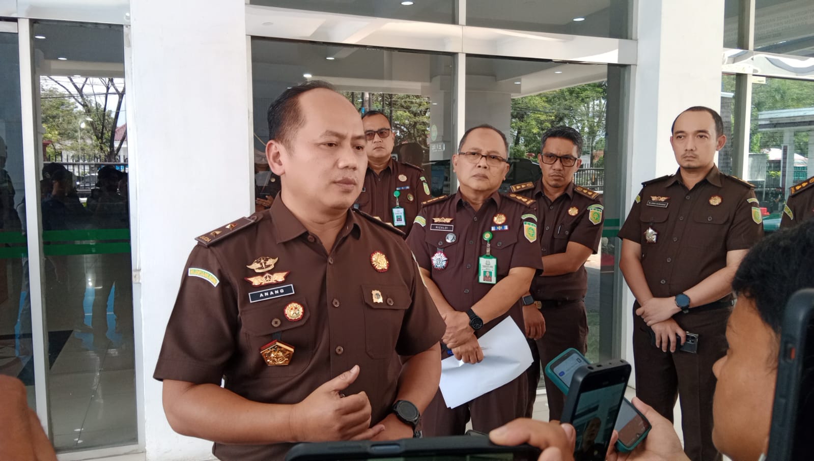 JAKSA: Kapuspenkum Kejagung, Anang Supriatna, memberikan keterangan terkait kunjungan Jaksa Agung ke Sumut di Kantor Kejati Sumut, Kamis (26/2/2026). (Dok: istimewa)  