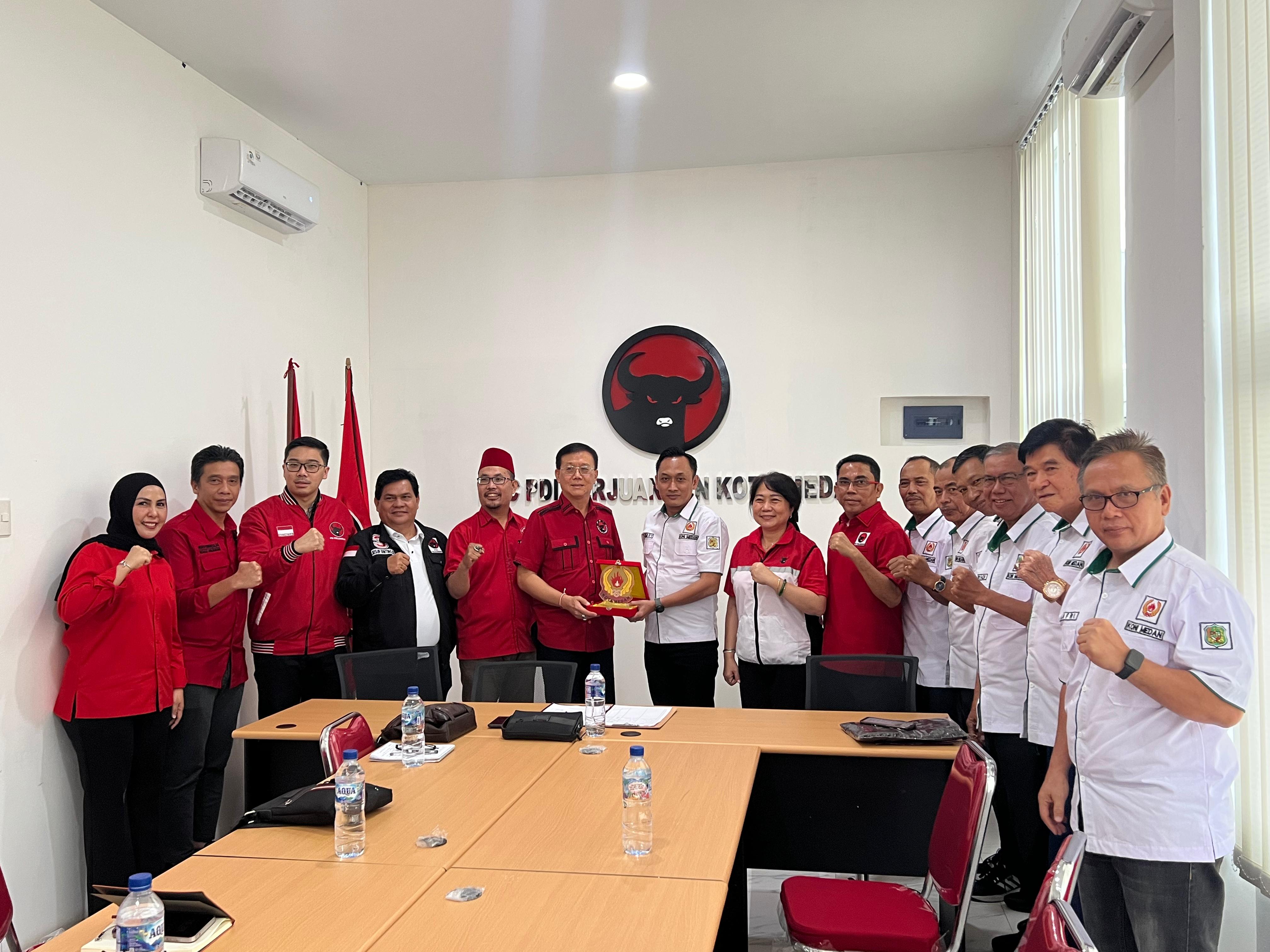 CENDERAMATA: Ketua Umum KONI Kota Medan Aswindy Fachrizal SE menyerahkan cederamata kepada Ketua DPC PDI-P Medan Hasyim SE. (Dok: KONI Medan)