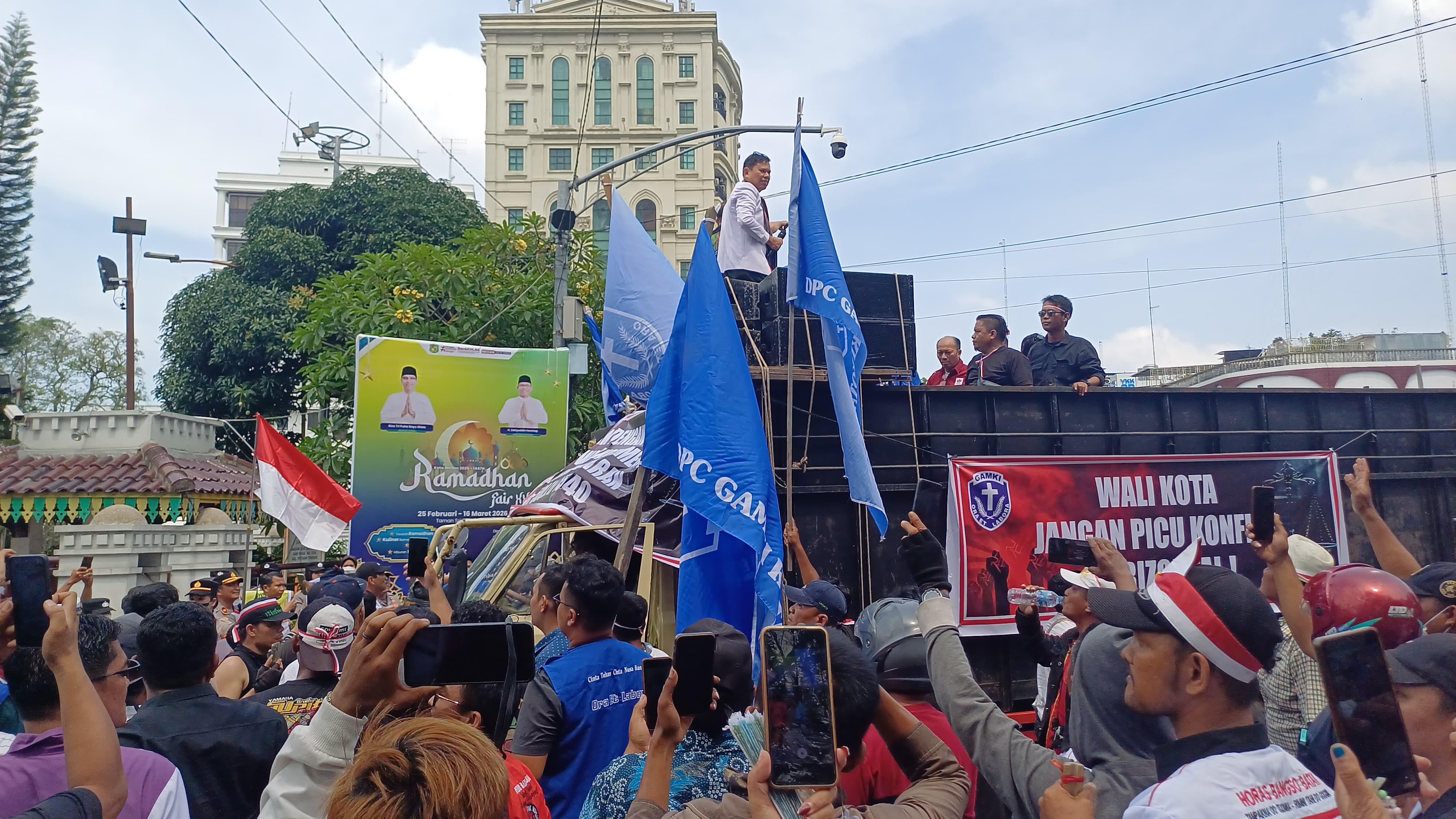AKSI: Massa menggelar aksi di depan Kantor Wali Kota Medan, Jalan Kapten Maulana Lubis, Kamis (26/2/2026) siang. (Dok: Markus Pasaribu/Sumut Pos) 