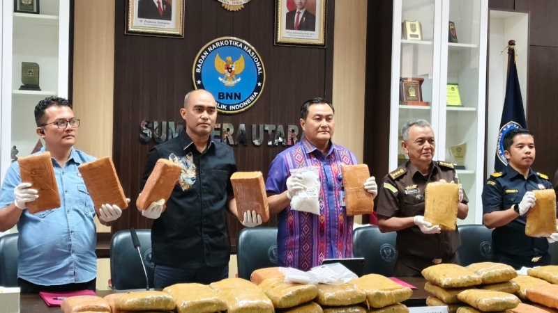 BARANG BUKTI: Kepala BNNP Sumut Brigjen Pol Tatar Nugroho memperlihatkan barang bukti narkotika sebelum dimusnahkan, Kamis (26/2/2026). (Dok: istimewa) 