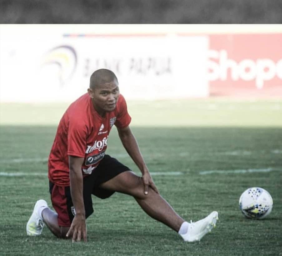  Eks pemain Liga 1, Aldino Herdianto saat pemanasan sebelum mengikuti sesi latihan bersama skuad Binjai City SC di Lapangan Tandam Putra. (Istimewa/Sumut Pos)