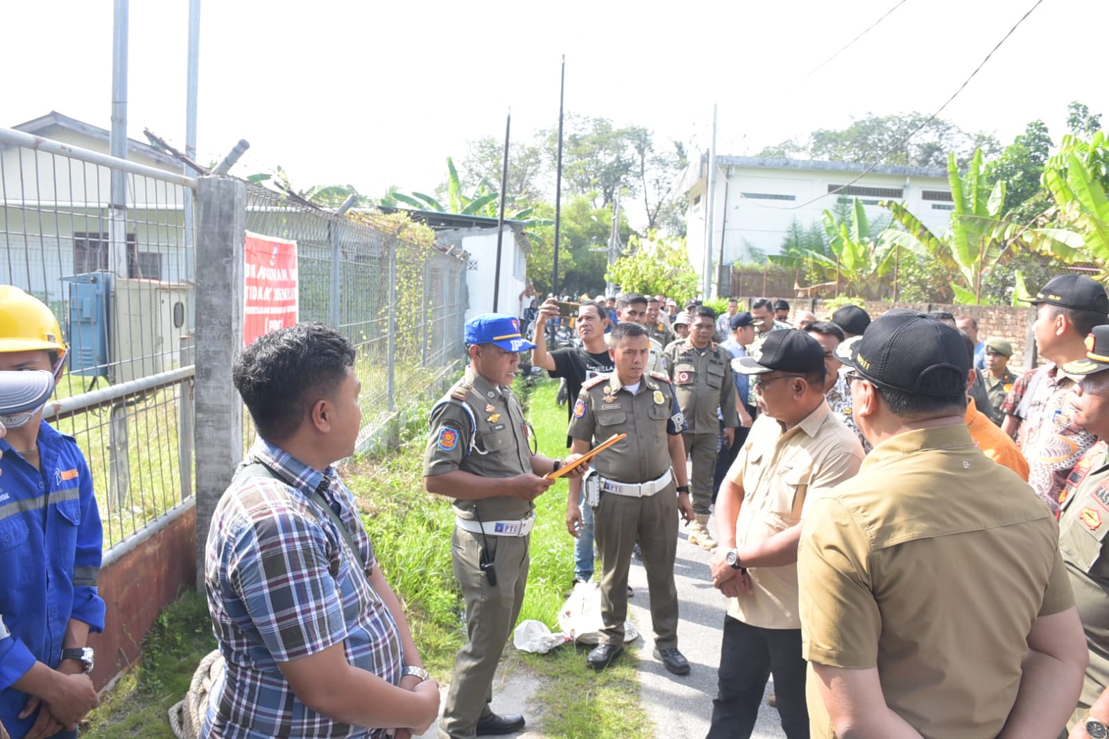  Bupati Deliserdang Asri Ludin Tambunan mendatangi lokasi tower di lahan milik warga di Jalan Setia Budi, Desa Sekip, Kecamatan Lubukpakam untuk ditertibkan. (BATARA/SUMUT POS)