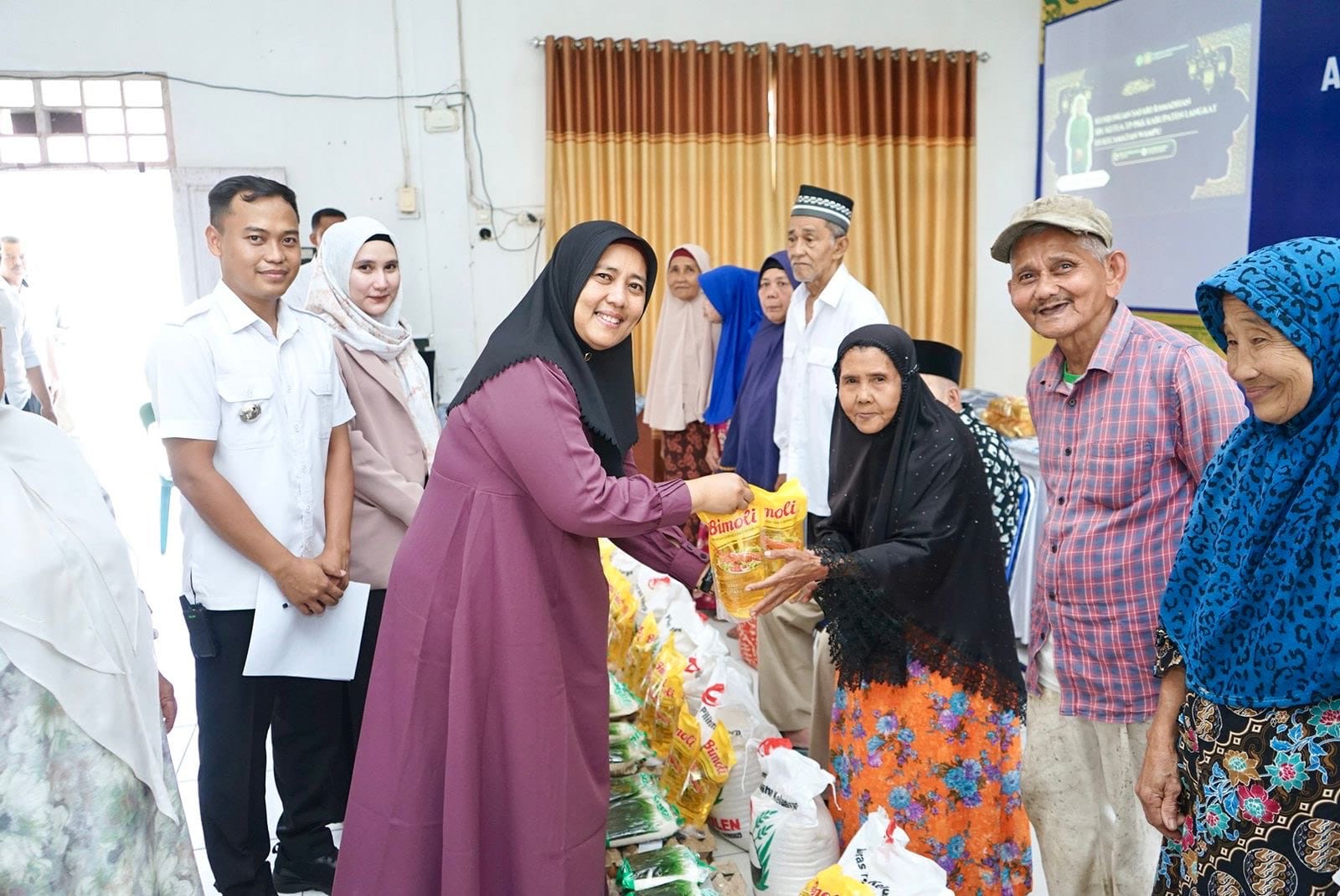  Ketua TP-PKK Langkat, Endang Kurniasih aaT menyerahkan paket sembako kepada masyarakat secara simbolis. (Diskominfo Langkat/Sumut Pos)