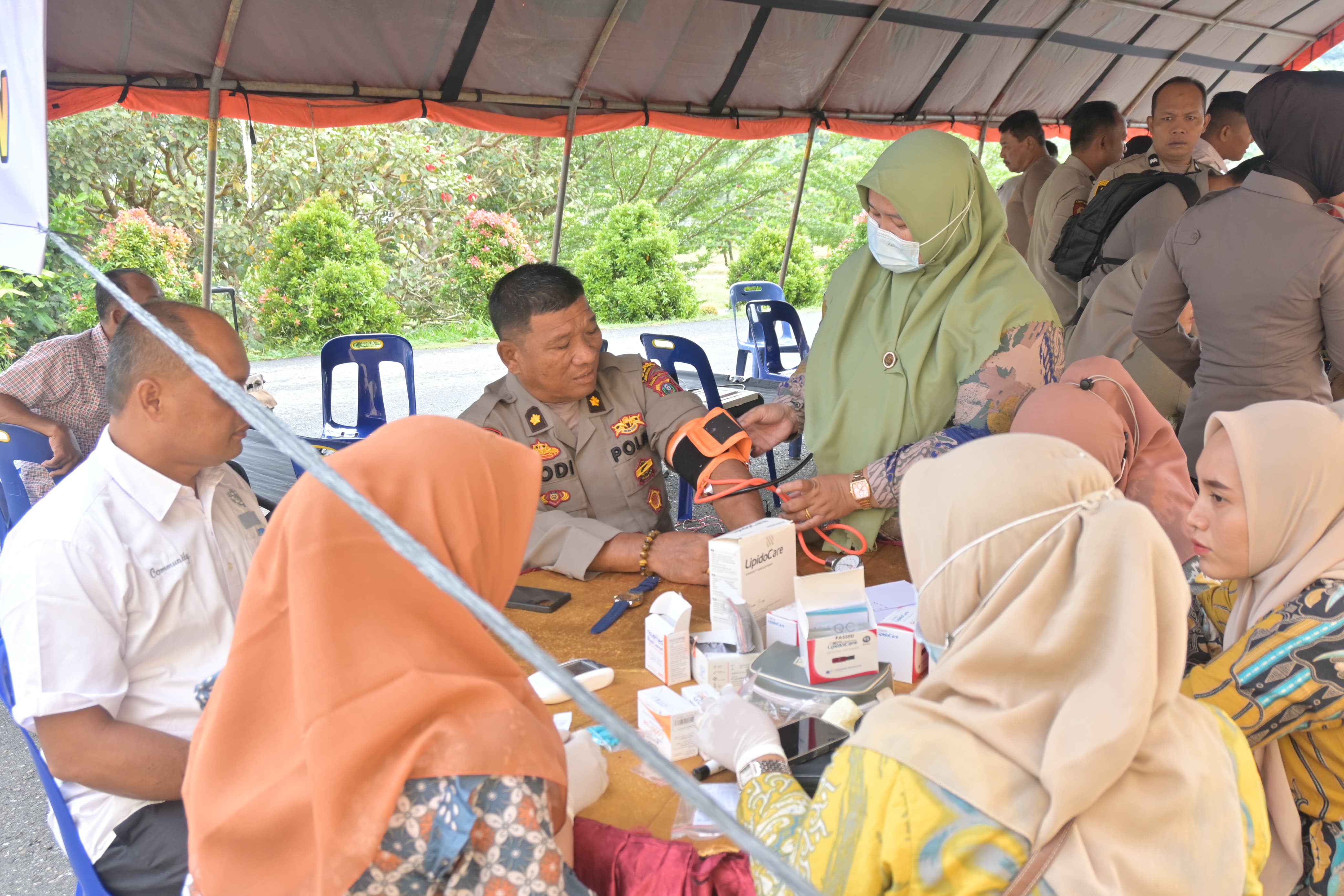 Pemeriksaan kesehatan para personel Polres Labusel. (Khairuddin/Sumut Pos)