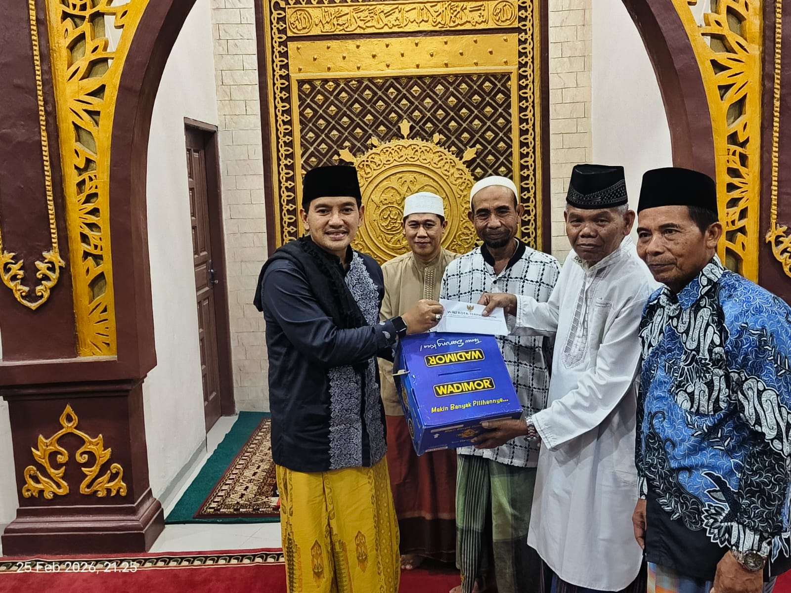  Walikota Iman Irdian Saragih menyerah kan Simbolis Tali Asih  kepada BKM Masjid Tawkkal (25/02/2026) (Azan Purba/Sumut Pos