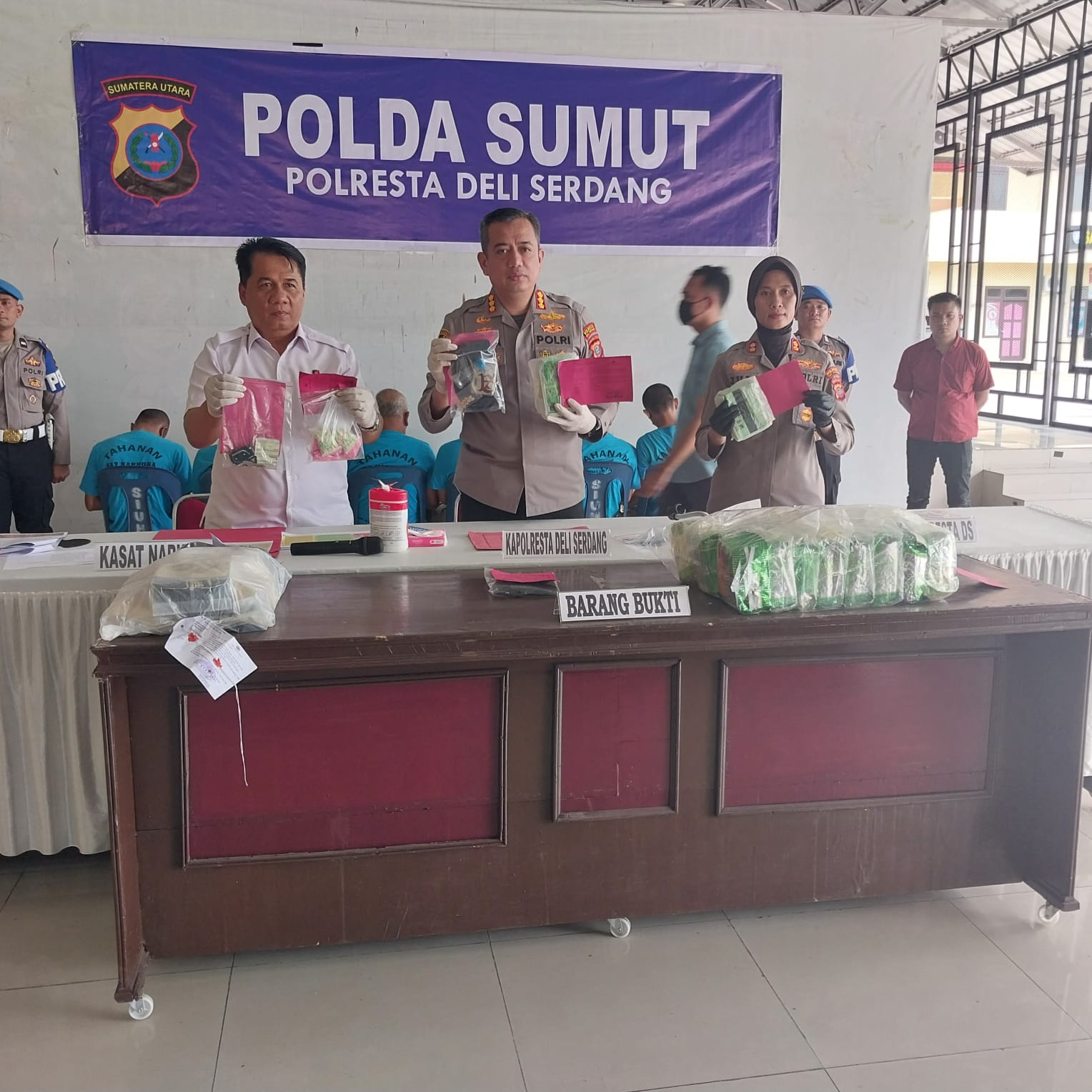 Polresta Deli Serdang Kombes Pol Hendria Lesmana memaparkan pengungkapan penangkapan kasus narkoba yang dilakukan personelnya. (BATARA/SUMUT POS)