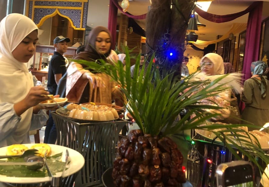 BERBUKA PUASA: Para pengunjung Hotel Grandhika Setiabudi Medan menikmati sajian berbuka puasa. (ISTIMEWA/SUMUT POS)
