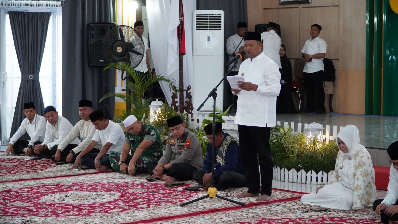  Bupati Langkat, Syah Afandin saat memberi sambutan dalam kesempatan buka puasa bersama jajaran OPD dan forkopimda. (Diskominfo Langkat/Sumut Pos)