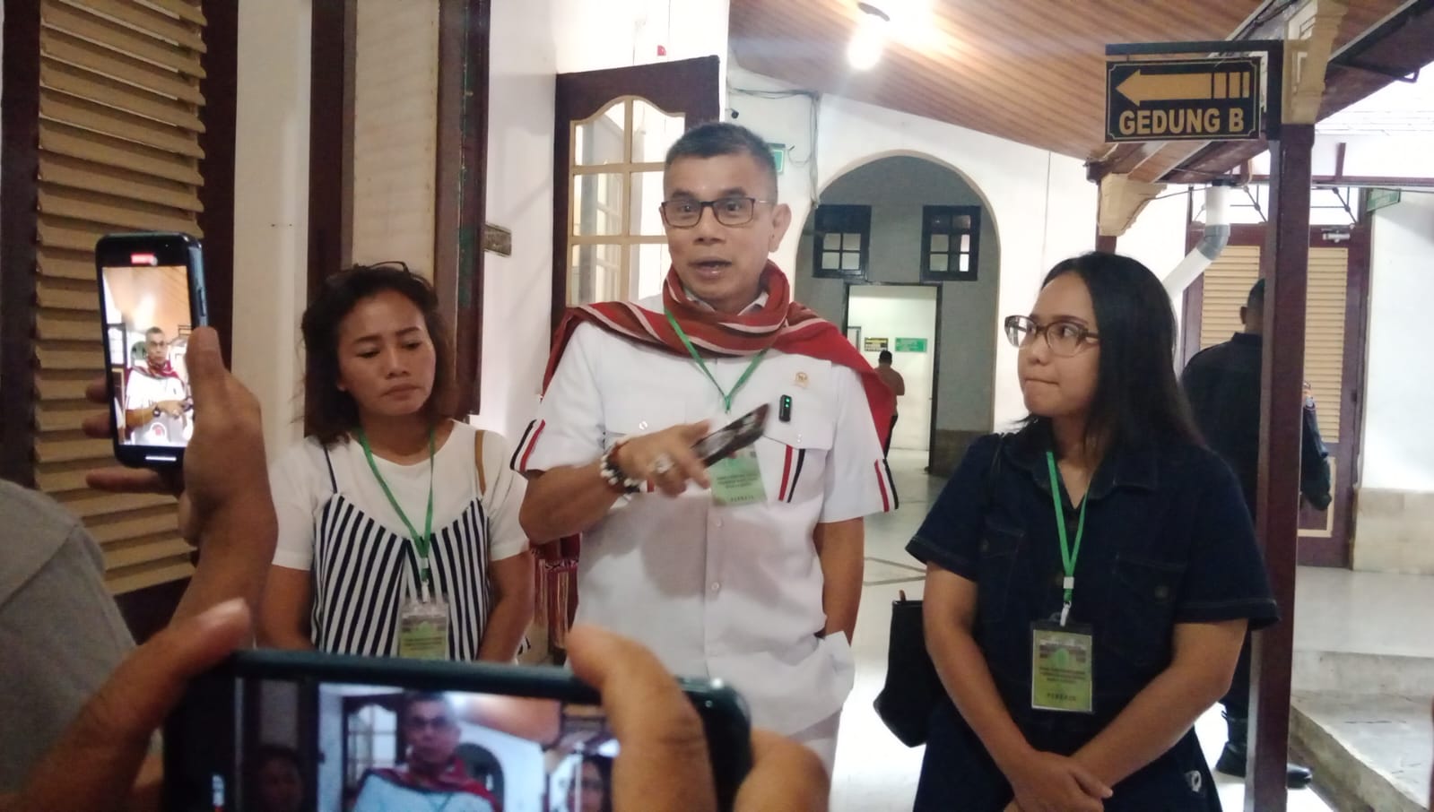 DATANG: Anggota Komisi III DPR RI, Hinca Panjaitan, mendatangi Pengadilan Negeri Medan, Jumat (27/2/2026) pagi. (Dok: iistimewa)