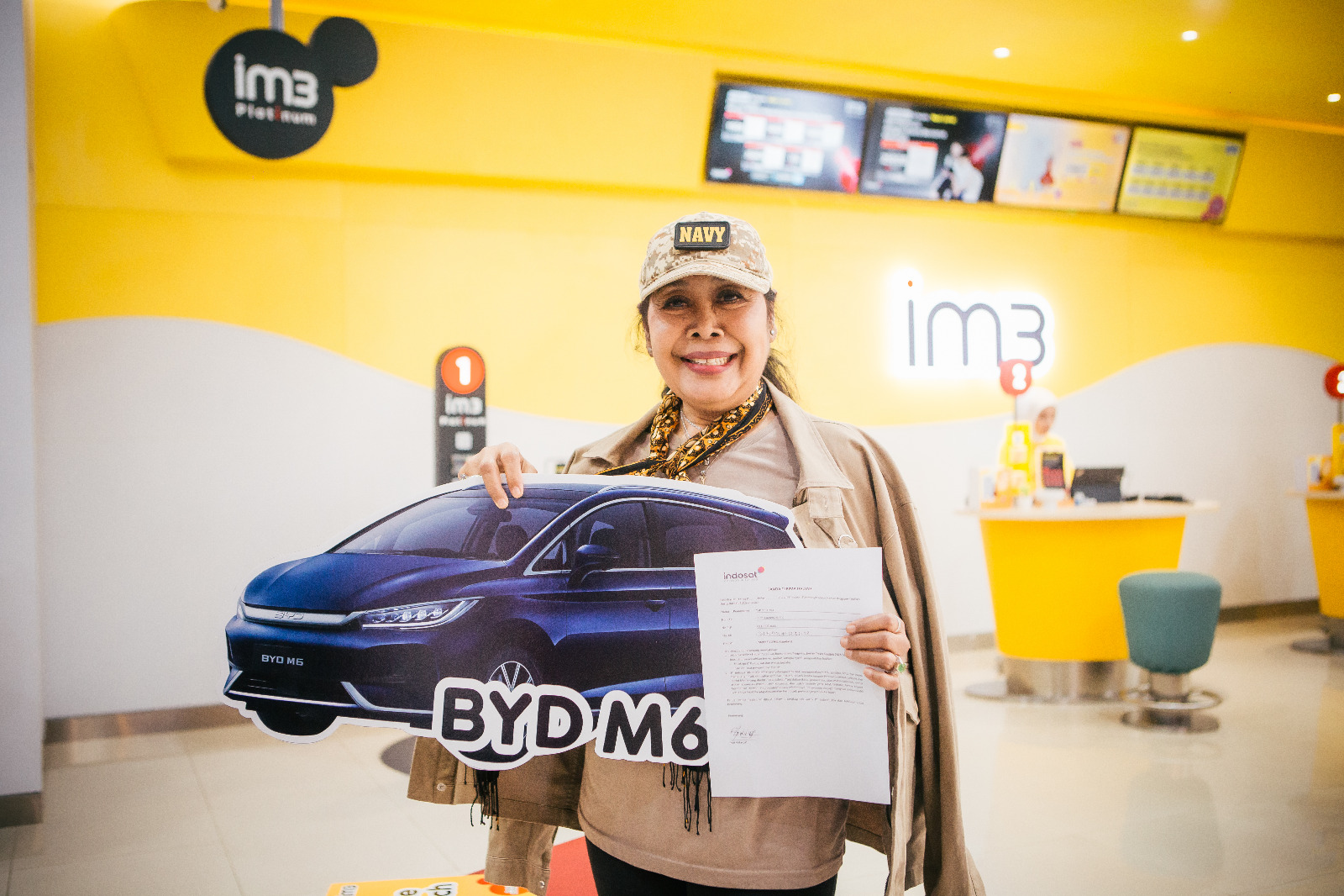 IMPOIN: Pelanggan IM3, Yati Virdayat raih Grand Prize BYD M6 karena ikut IMPoin. (Dok: Indosat)