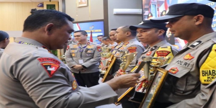 Aiptu M Ikhsan personel Polres Labuhanbatu mendapatkan penghargaan dari Kapolda Sumut dalam dedikasi menyediakan ambulans gratis untuk masyarakat (fajar)