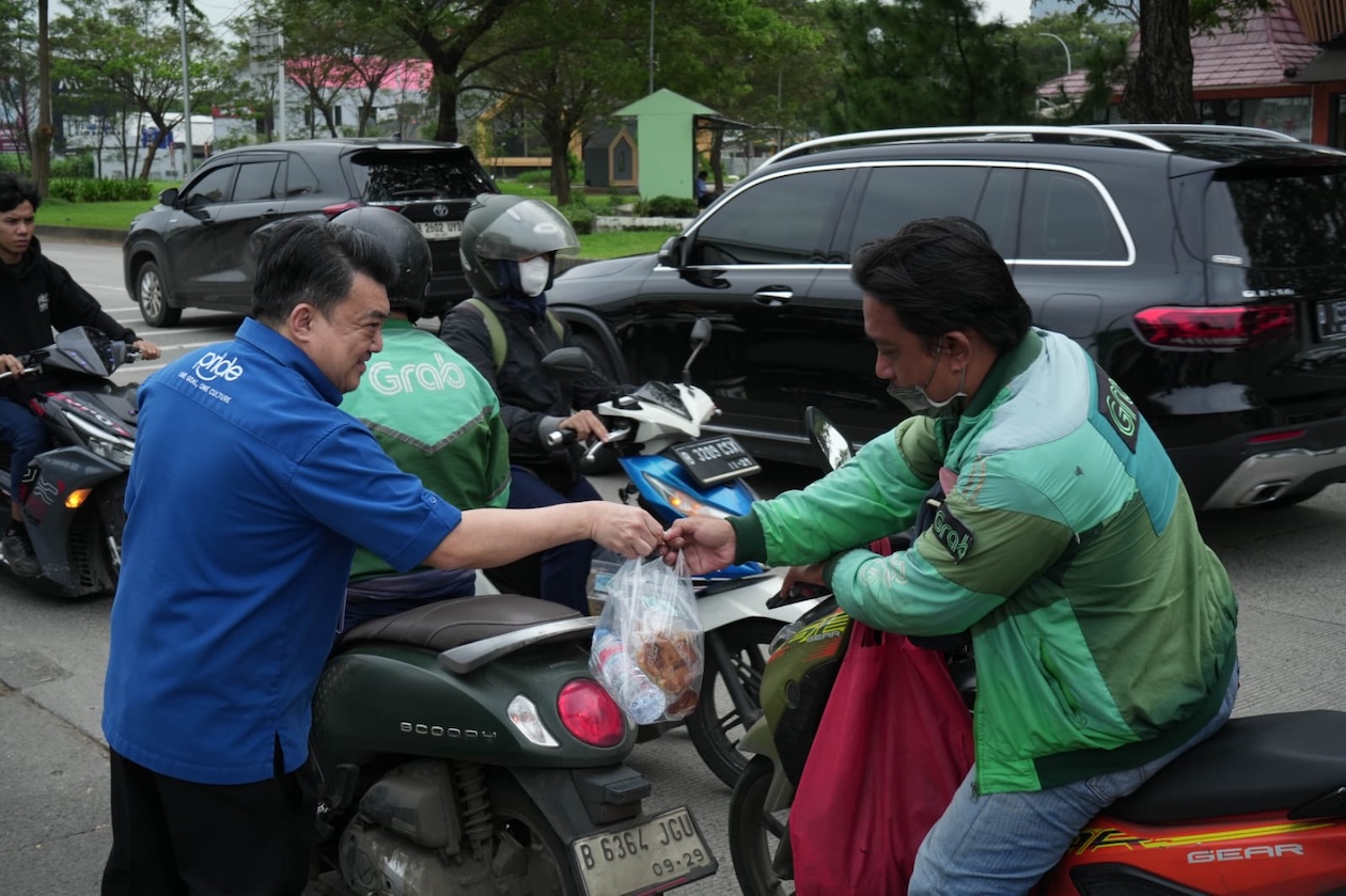 Sebagai wujud kepedulian sosial di bulan Ramadhan OHM mengadakan kegiatan &ldquo;Tajil on The Road&rdquo; dengan membagikan paket tajil gratis kepada masyarakat. (dok : OHM)