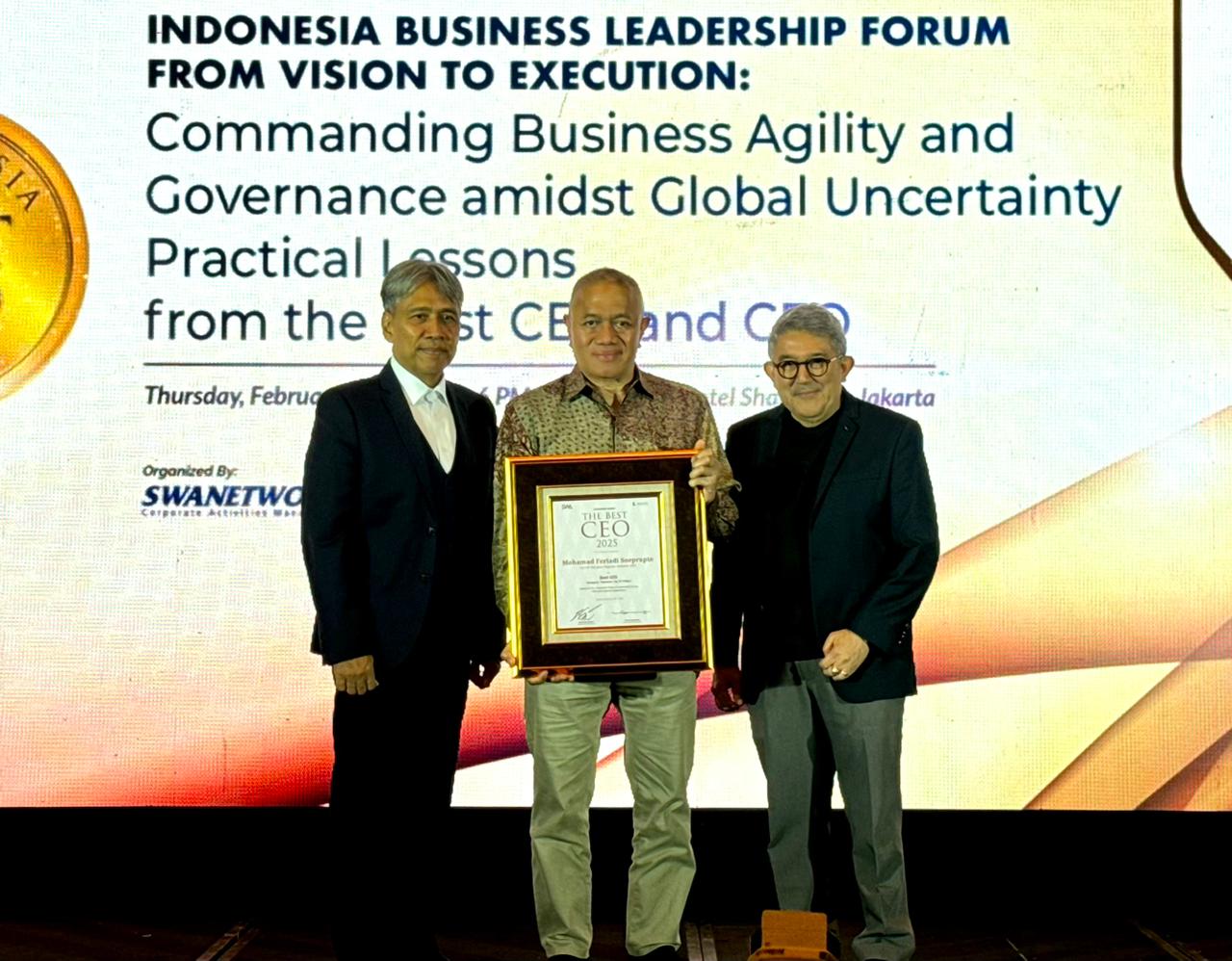 Presiden Direktur JNE, Mohamad Feriadi Soeprapto, saat menerima penghargaan Indonesia Best CEO 2025 yang diselenggarakan SWA Media Group.