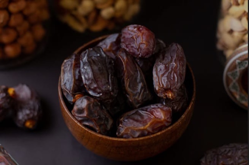 ilustrasi, buah kurma juga bisa diolah menjadi susu kurma yang memiliki banyak manhmfaat bagi tubuh. (freepik.com)