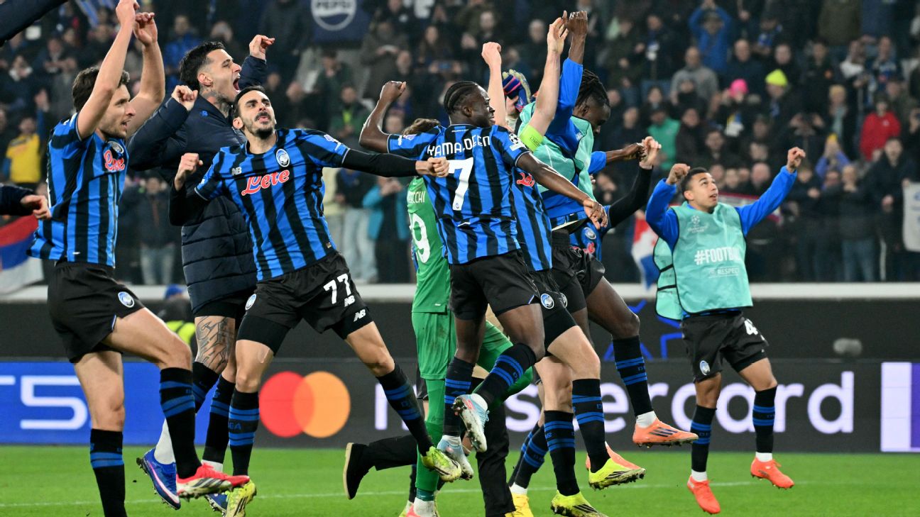 RAYAKAN: Para pemain Atalanta merayakan kemenangan dramatis mereka atas Borussia Dortmund dengan skor 4-1 di Begamo. (ESPN)