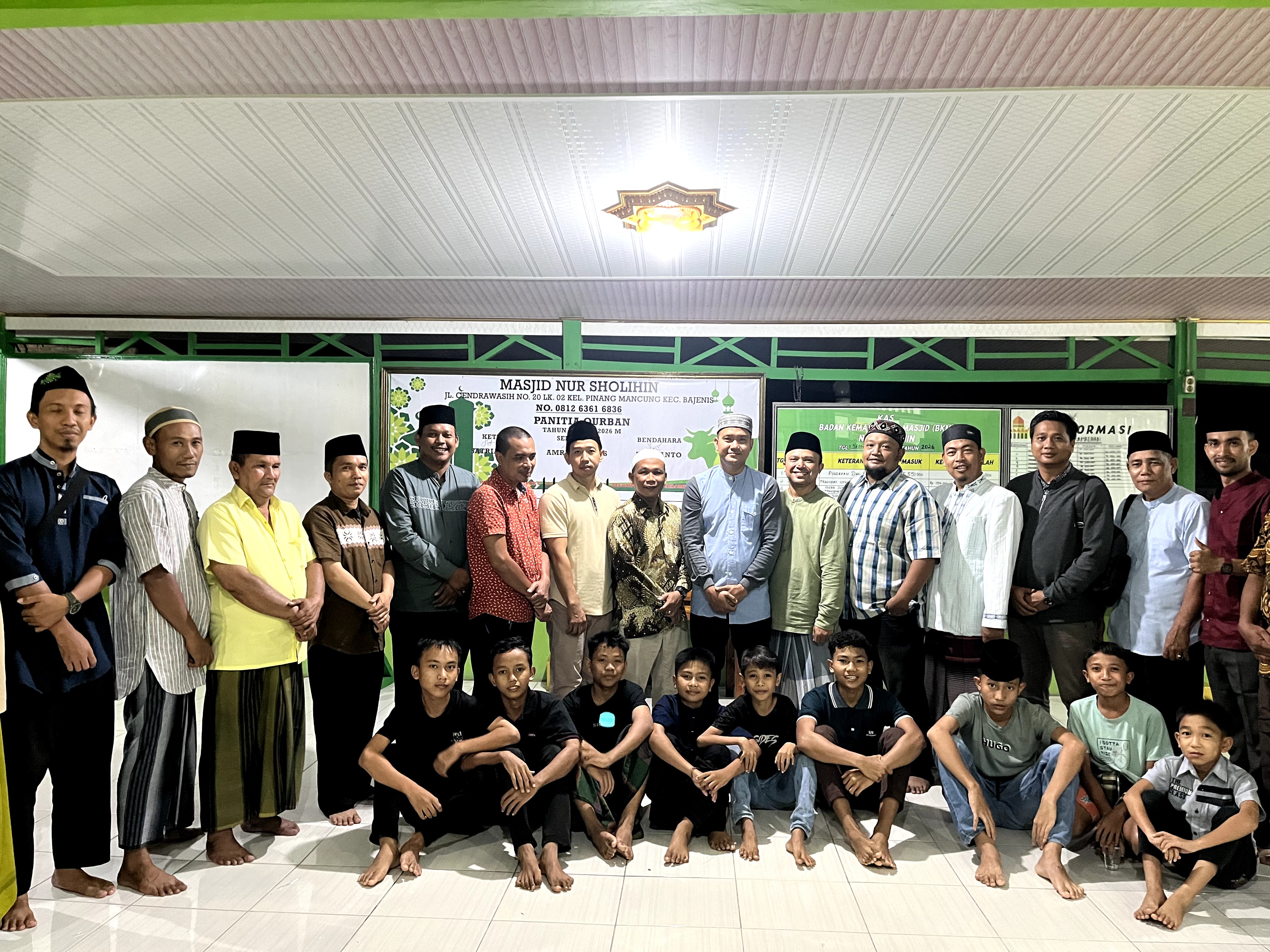 Camat Bajenis, Ary Miranda,  bersama jajaran staf kecamatan, Ketua  BKM Nur Sholihin  tokoh masyarakat, serta para remaja masjid. (AZAN PURBA/SUMUT POS)