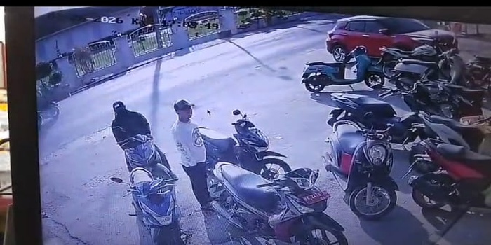  Rekaman CCTV menunjukan kedua pelaku saat melakukan aksi pencurian . ( Fadly/ Sumut Pos )