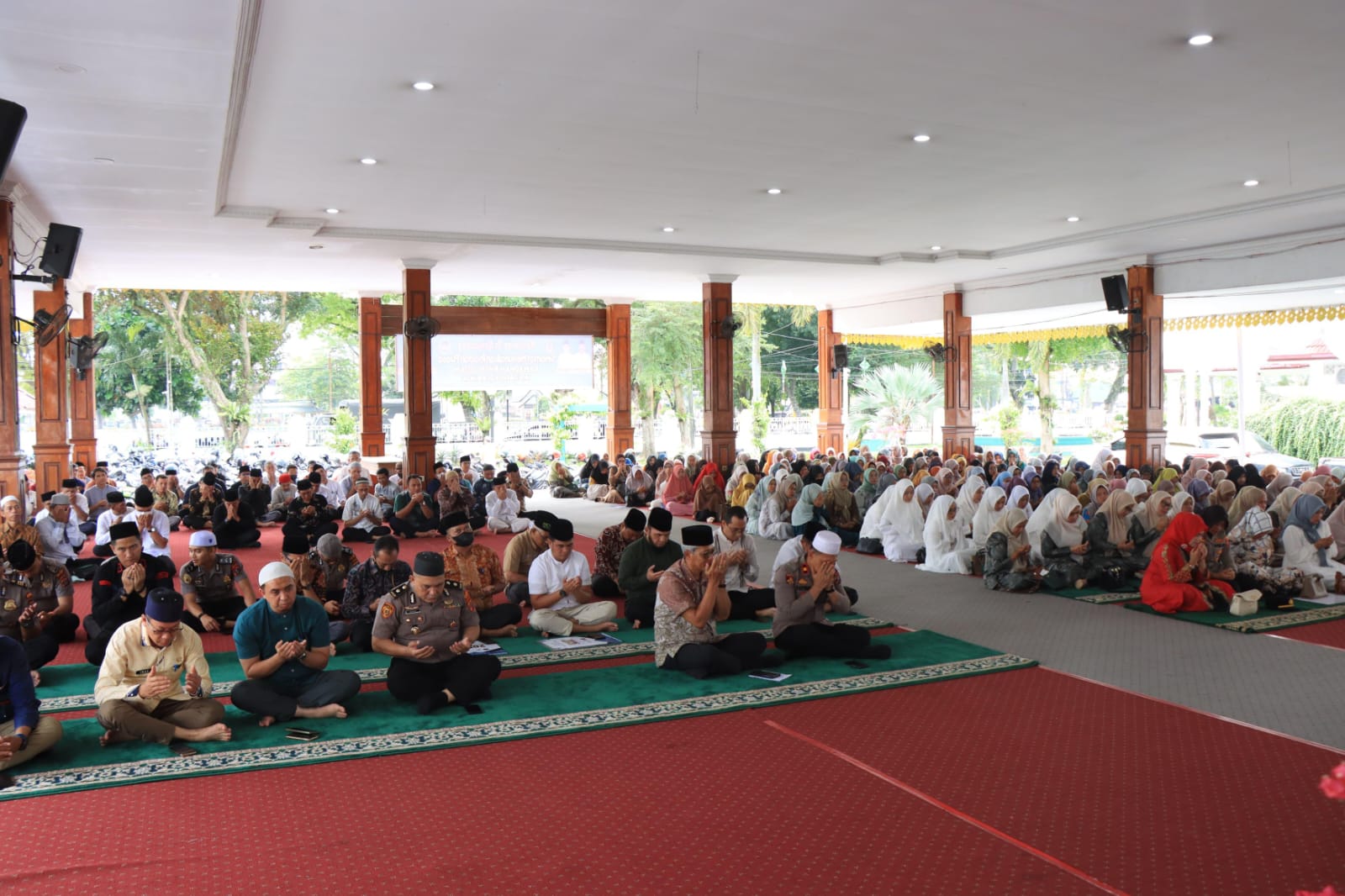  Hadirin yang mengikuti tausyiah DP Korpri di Pendopo Umar Baki. (Diskominfo Binjai/Sumut Pos)