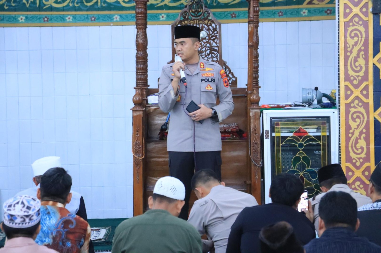 Kapolres Labuhanbatu dalam rangka program &ldquo;Polri Untuk Masyarakat&rdquo; bersilaturahmi dengan BKM Masjid Baitul Muhsinin (Fajar/ Sumut Pos)