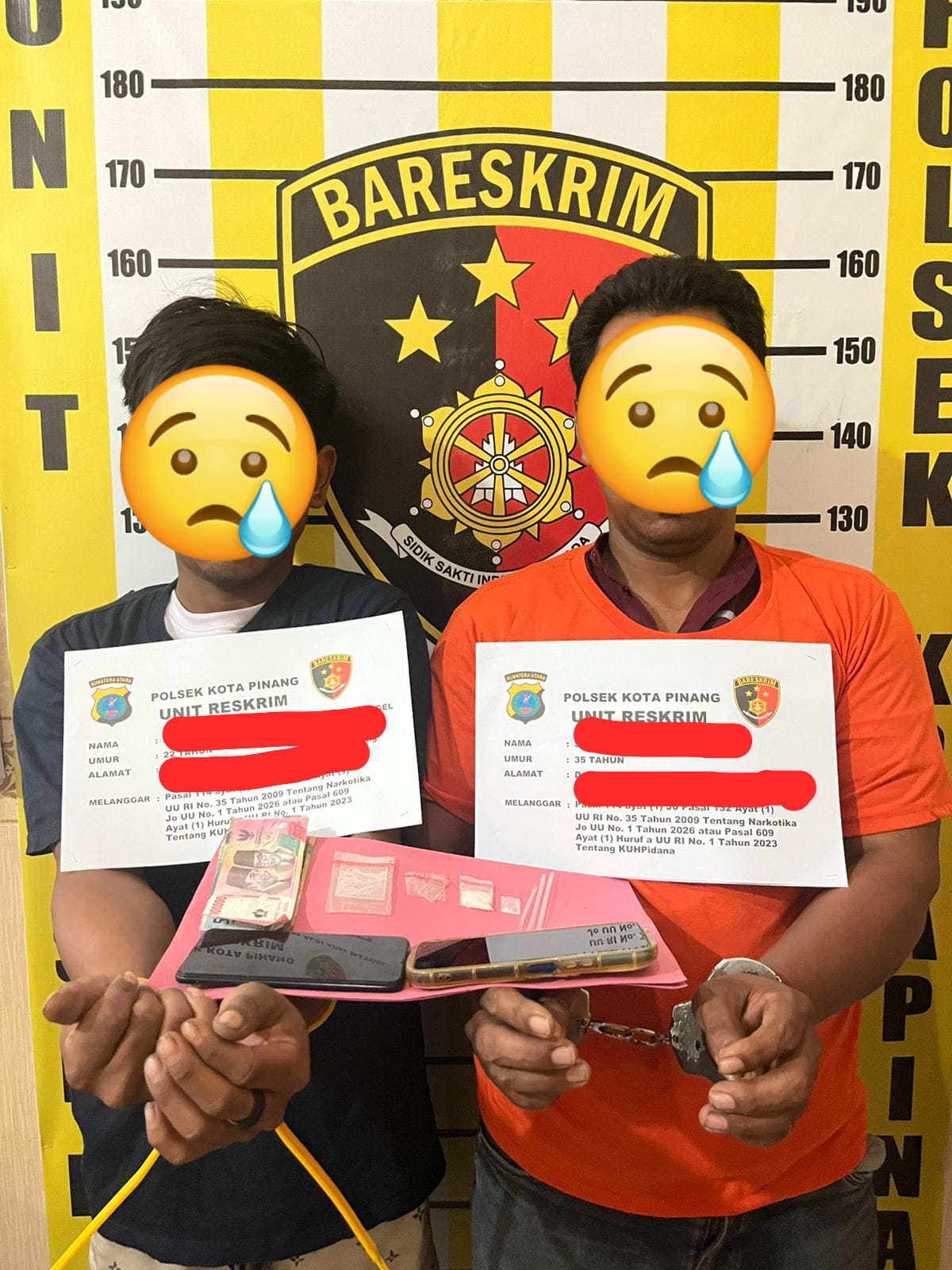 Dua tersangka dugaan kepemilikan sabu saat diamankan di Polsek Kotapinang. (ISTIMEWA/SUMUT POS)