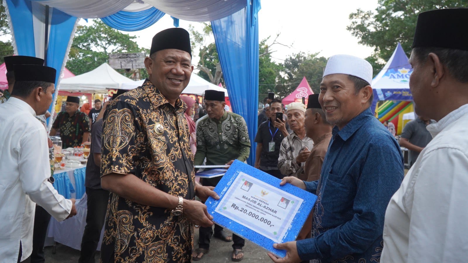  Bupati Langkat, Syah Afandin saat memberikan bantuan hibah yang diterima perwakilan masjid. (Diskominfo Langkat/Sumut Pos)