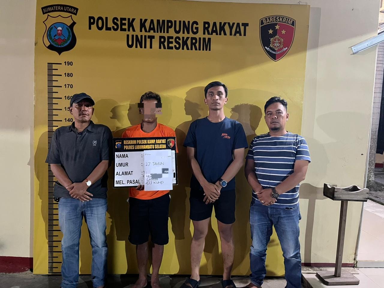 Tersangka(baju orange) saat diamankan di Polsek Kampung Rakyat. (KAIRUDDIN/SUMUT POS)