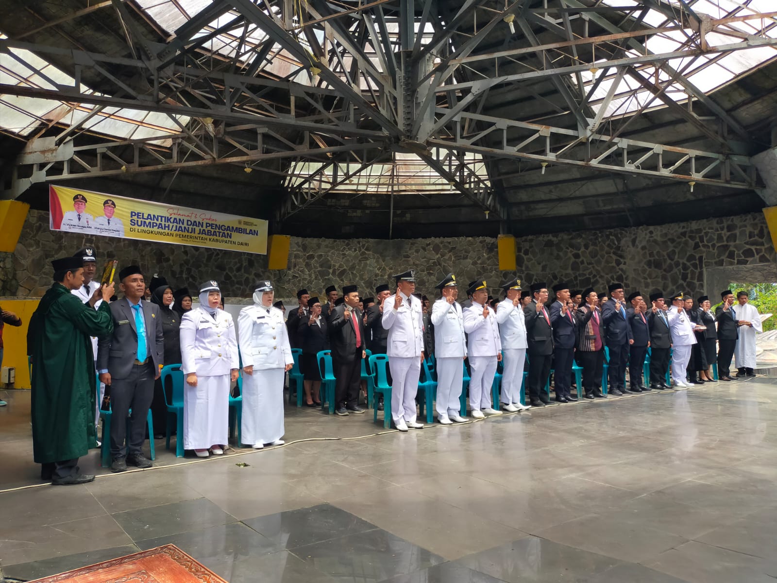 Puluhan pejabat dilingkungan Pemkab Dairi saat diambil sumpah dipimpin Bupati Dairi, Ir Vickner Sinaga dilokasi Taman Wisata Iman Sitinjo, Jumat (27/2/2026). (RUDY SITANGGANG/SUMUT POS)