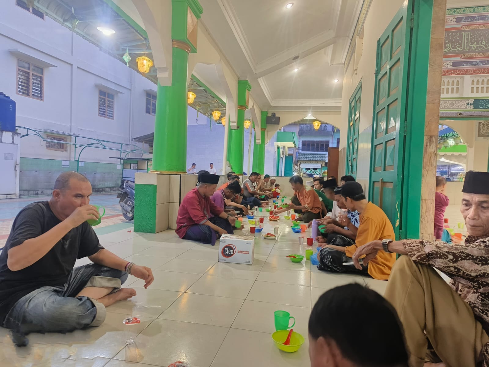 Suasana kebersamaan jamaah Masjid Raya Nur Addin, Kelurahan Badak Bejuang, Kecamatan Tebing Tinggi Kota, saat menikmati takjil bubur daging menjelang waktu berbuka puasa.  (Azan Purba/ Sumut Pos)