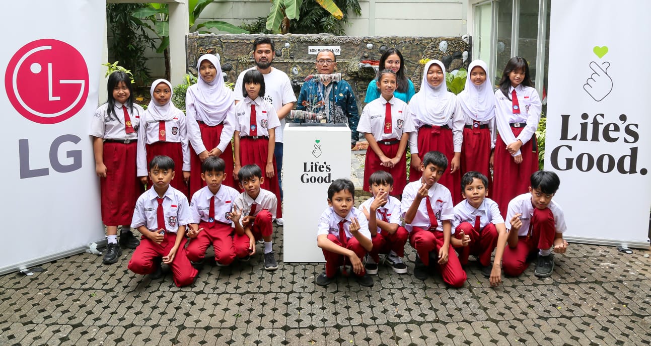 LG menyerahkan E-Waste (electronic waste/sampah elektronik) ke Sekolah Dasar Negeri(SDN) 08 Ragunan, Jakarta Timur, Kamis (26/2). (Dok: LG)