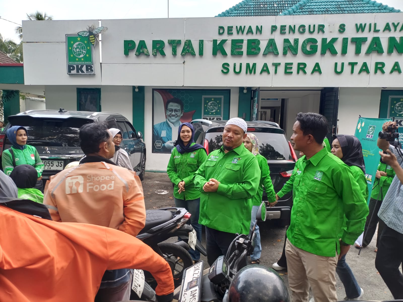 TAKJIL: Sekwil PKB Sumut, Zaeira Salim Ritonga saat memberikan takjil pada pengemudi ojol. (Dok: istimewa) 