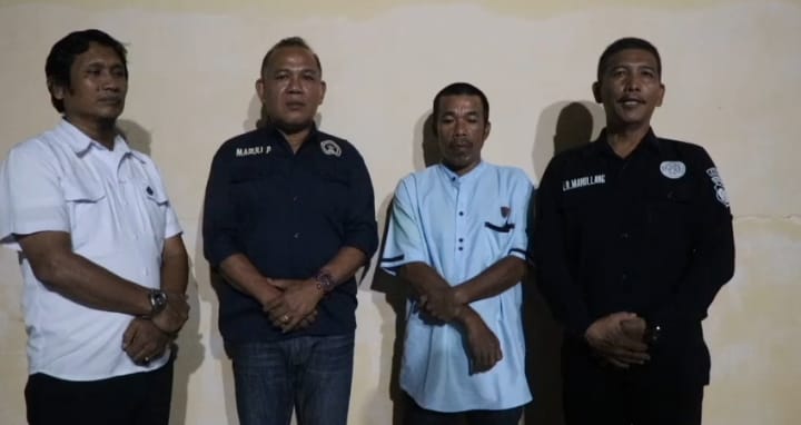 BERSAMA: RS (45) residivis narkoba bersama Humas dan Kasatnarkoba Polres Sergai AKBP Arif Suhardi saat klarifikasi. (Dok: Fadli/Sumut Pos) 