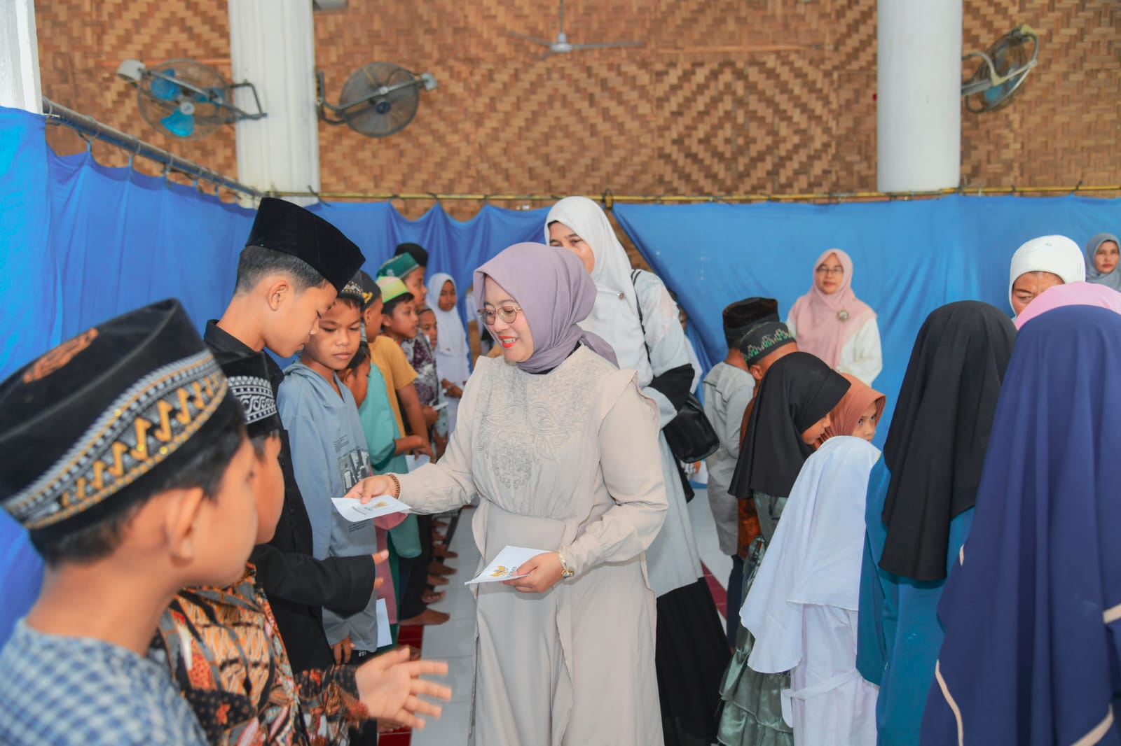 SANTUNAN: Ketua TP PKK Batu bara saat memberikan santunan kepada anak yatim. (Dok: Kominfo Batu Bara)