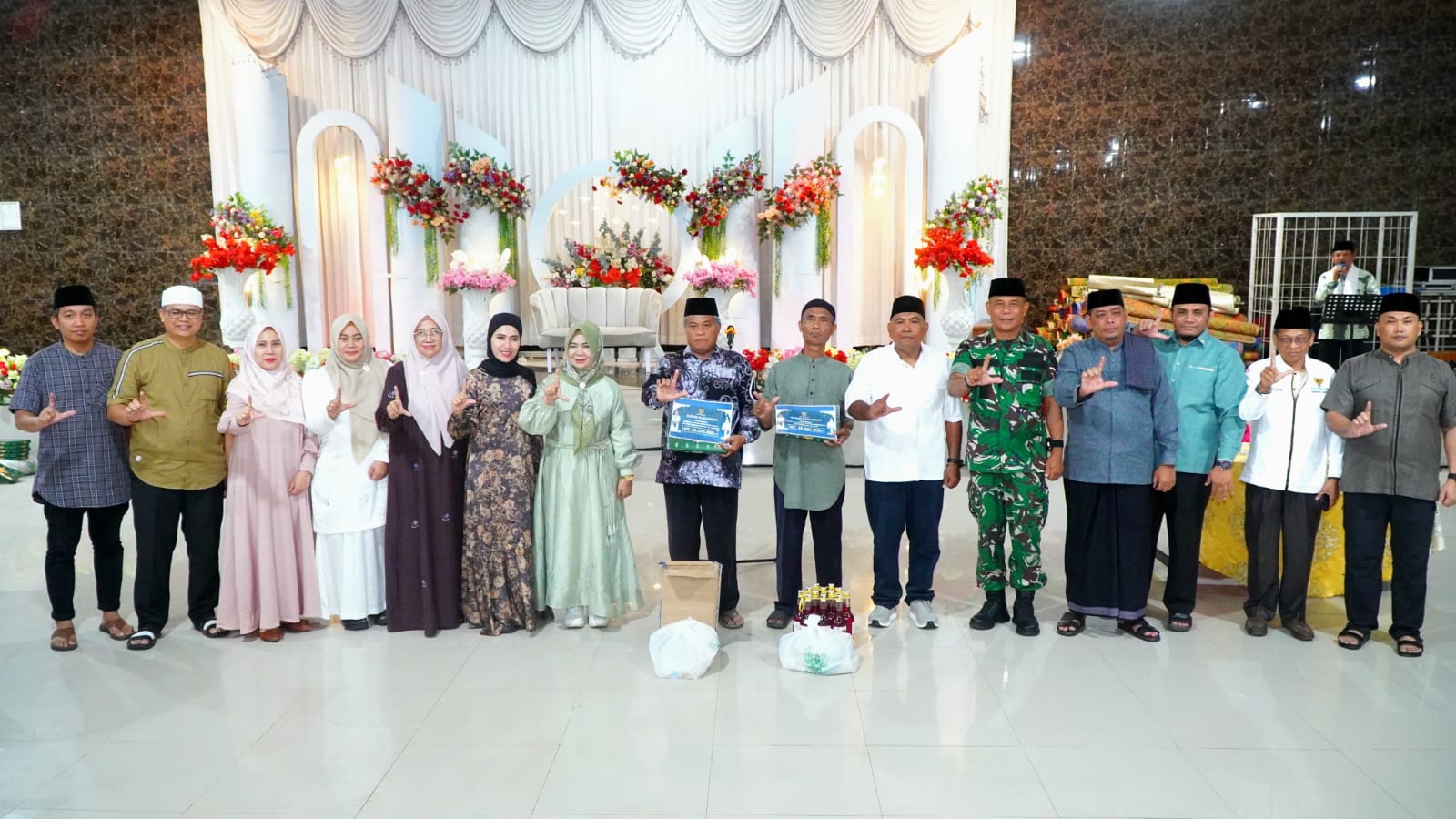 BERSAMA: Wabup Langkat Tiorita br Surbakti foto bersama masyarakat saat safari ramadan di Salapian. (Dok: Diskominfo Langkat/Sumut Pos)