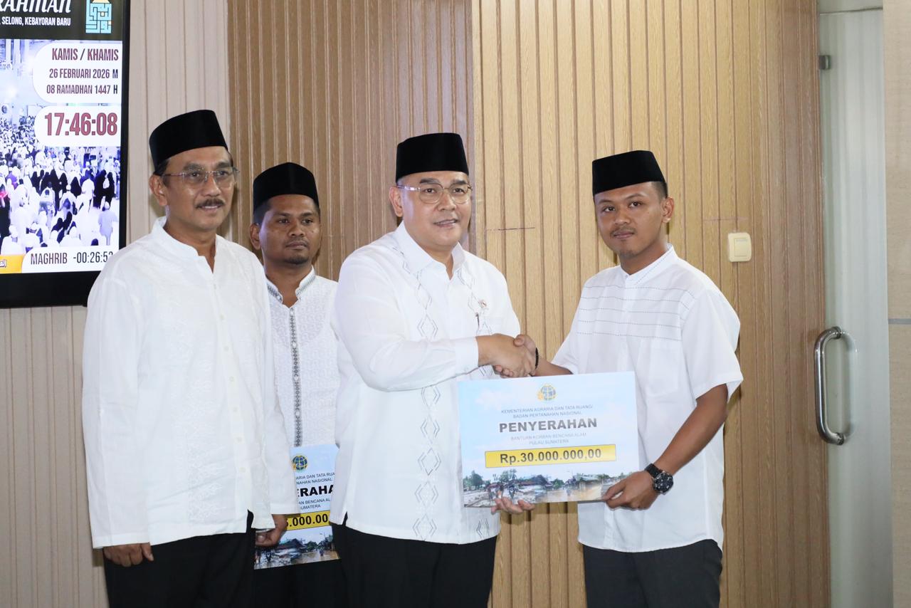 BANTUAN: Kementrian ATR/BPN  memberi bantuan untuk pegawai yang terdampak Bencana di Aceh, di Masjid Nuurur Rahman Kementerian ATR/BPN, Jakarta, Kamis (26/02/2026). (Dok: Biro ATR/BPN)