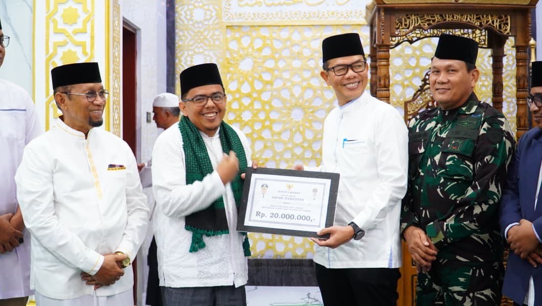 BERSAMA: Sekda Langkat, Amril saat foto bersama dengan BKM Halimah Abdul Hamid. (Dok: Diskominfo Langkat/Sumut Pos)